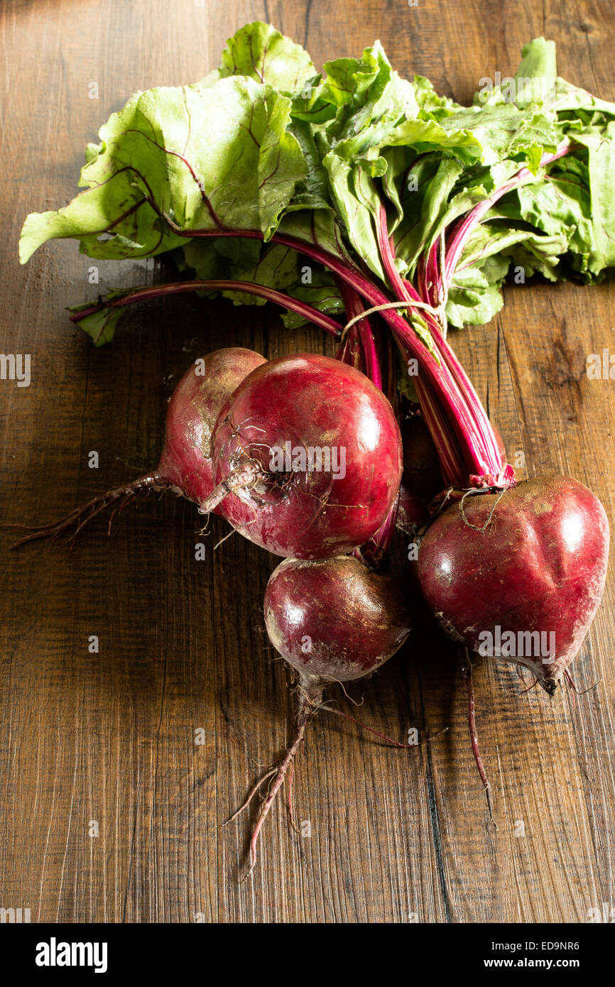 Nassen rohe rote Beete, auf einem Holztisch Stockfoto