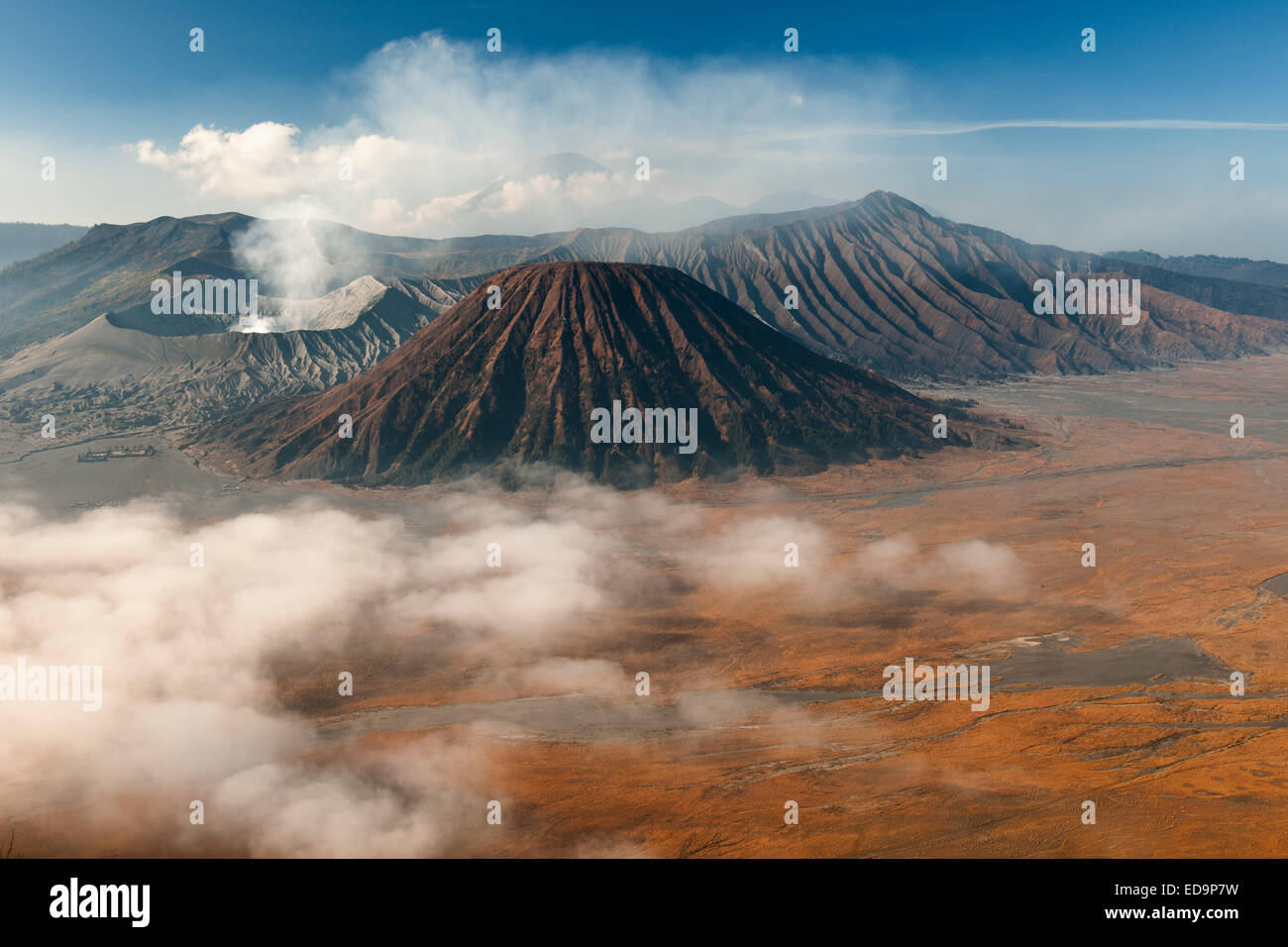 Mount Bromo (Entlüftung Dampf ganz links) und Gunung Semeru (Hintergrund) im Bromo Tengger Semeru National Park, Java, Indonesien. Stockfoto