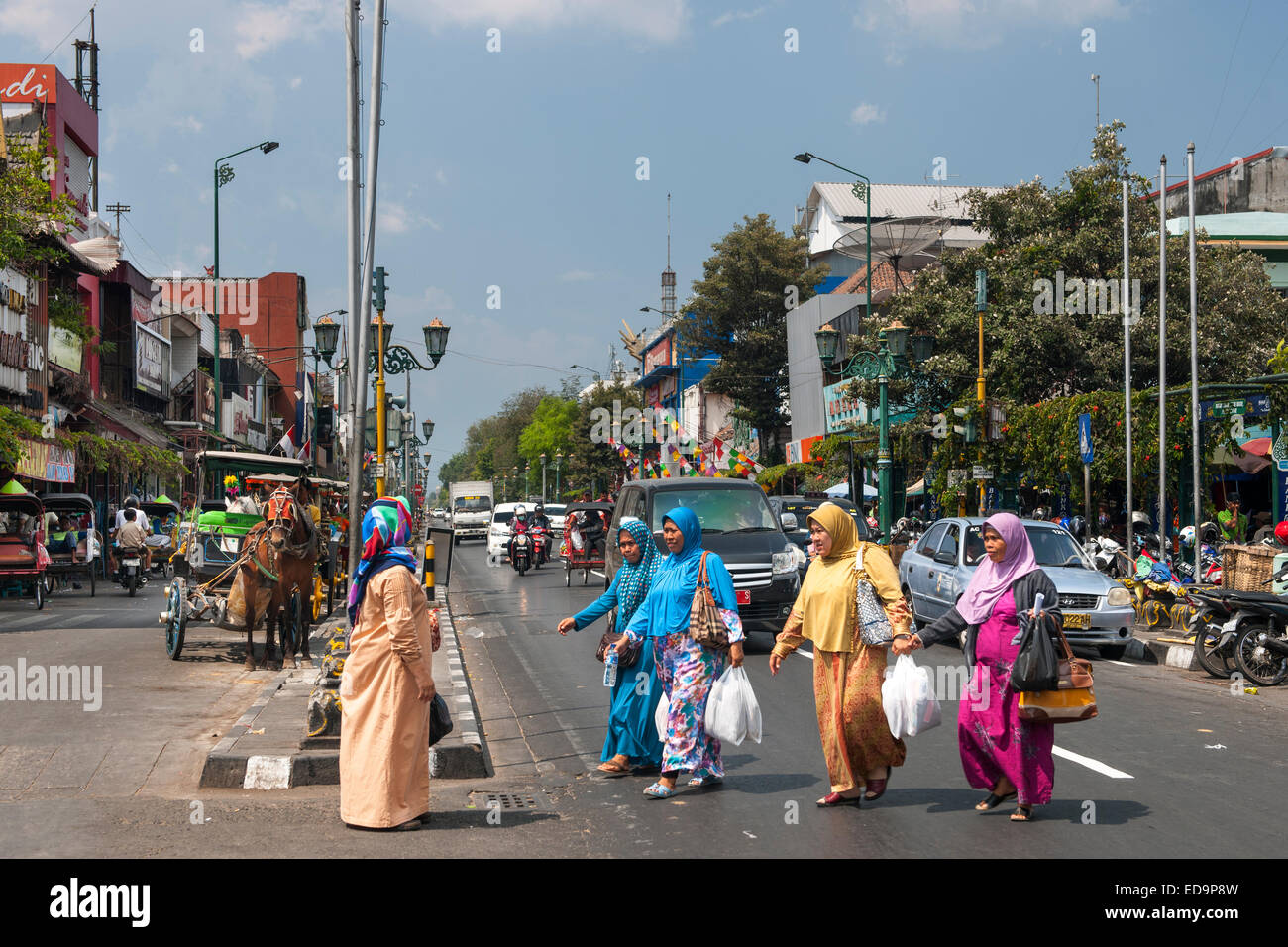 Indonesische Frauen Kreuzung Jalan Malioboro, einer der Hauptstraßen in Yogyakarta, Java, Indonesien. Stockfoto
