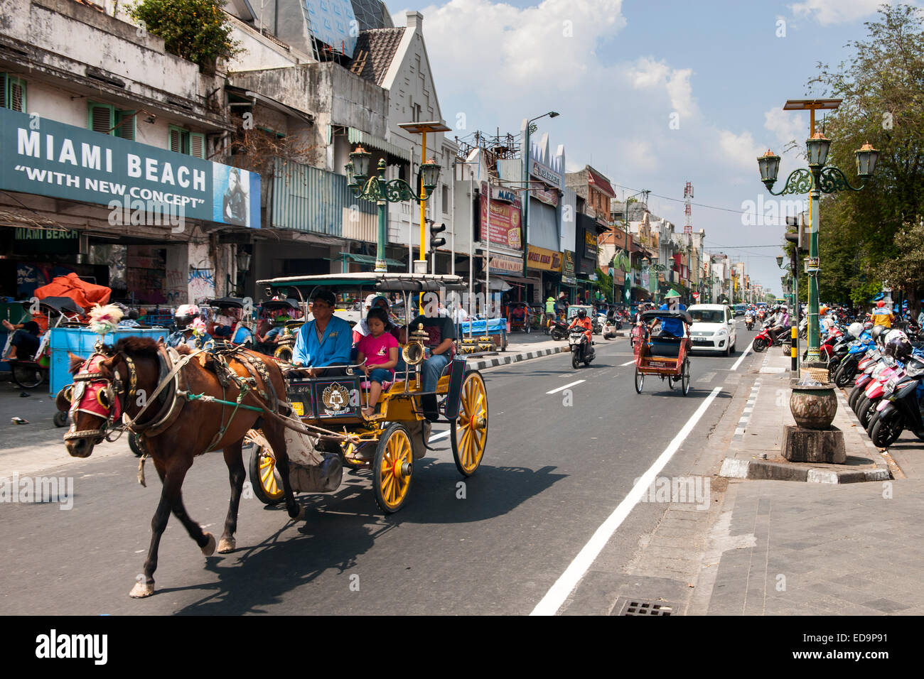 Pferdekutsche Kutsche auf Jalan Malioboro, einer der Hauptstraßen in Yogyakarta, Java, Indonesien. Stockfoto