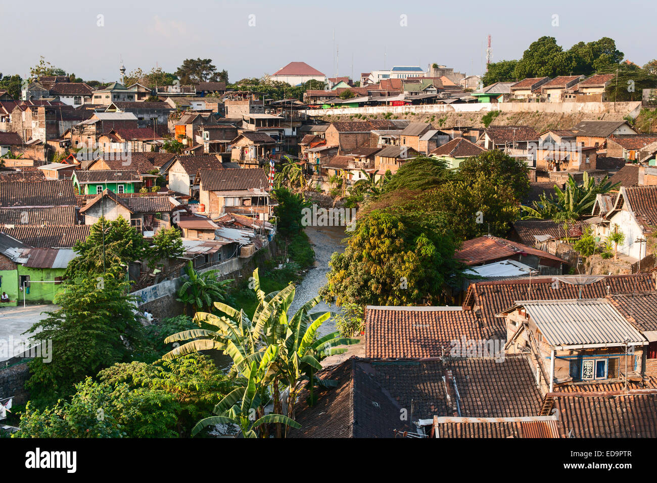 Häuser am Ufer des Flusses Kali Code in Yogyakarta, Java, Indonesien. Stockfoto