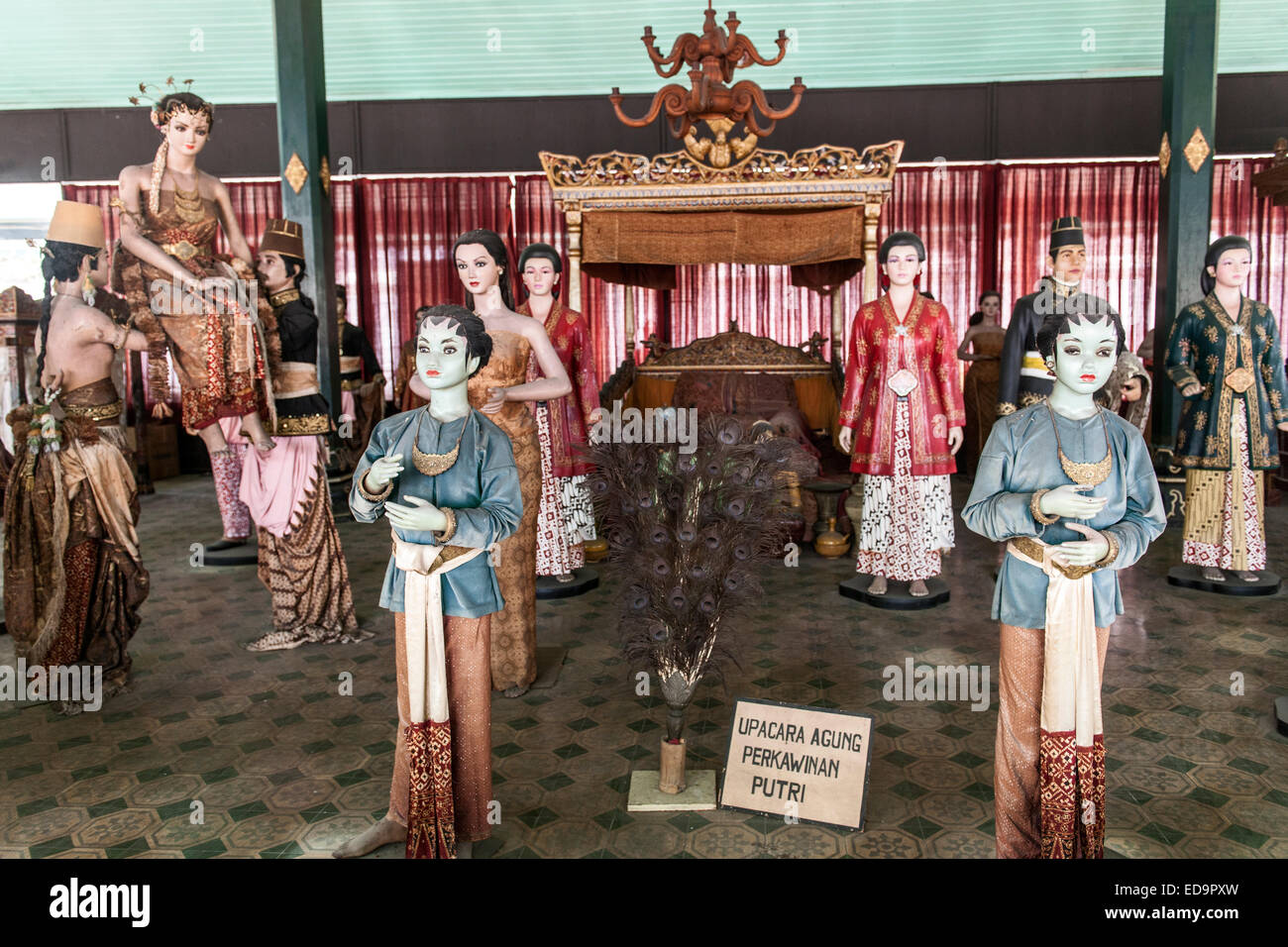 Historische Figuren in traditionellen Outfits auf Anzeige im Museum von Yogyakarta Kraton (Königlicher Palast) in Java, Indonesien. Stockfoto