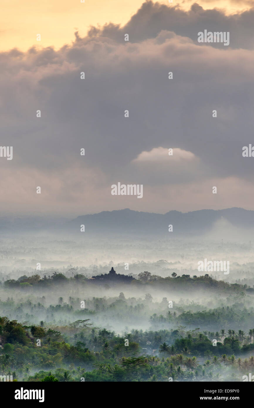 Dawn Blick auf Borobodur, ein 9. Jahrhundert buddhistischer Tempel in Magelang, nahe Yogyakarta in Zentraljava, Indonesien. Stockfoto