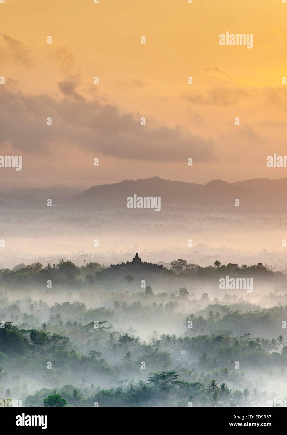 Dawn Blick auf Borobodur, ein 9. Jahrhundert buddhistischer Tempel in Magelang, nahe Yogyakarta in Zentraljava, Indonesien. Stockfoto
