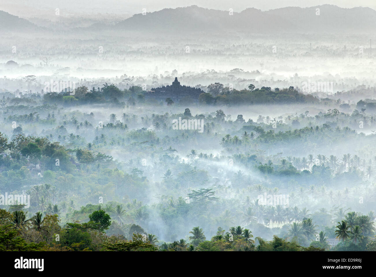 Dawn Blick auf Borobodur, ein 9. Jahrhundert buddhistischer Tempel in Magelang, nahe Yogyakarta in Zentraljava, Indonesien. Stockfoto
