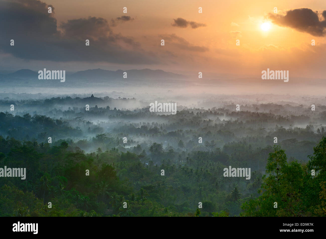 Dawn Blick auf Borobodur, ein 9. Jahrhundert buddhistischer Tempel in Magelang, nahe Yogyakarta in Zentraljava, Indonesien. Stockfoto