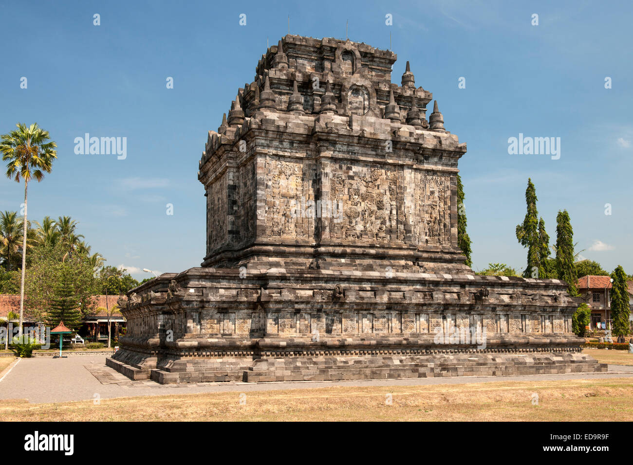 Candi Mendut, ein 9. Jahrhundert buddhistischer Tempel Borobodur in Magelang, nahe Yogyakarta in Zentraljava, Indonesien verbunden. Stockfoto