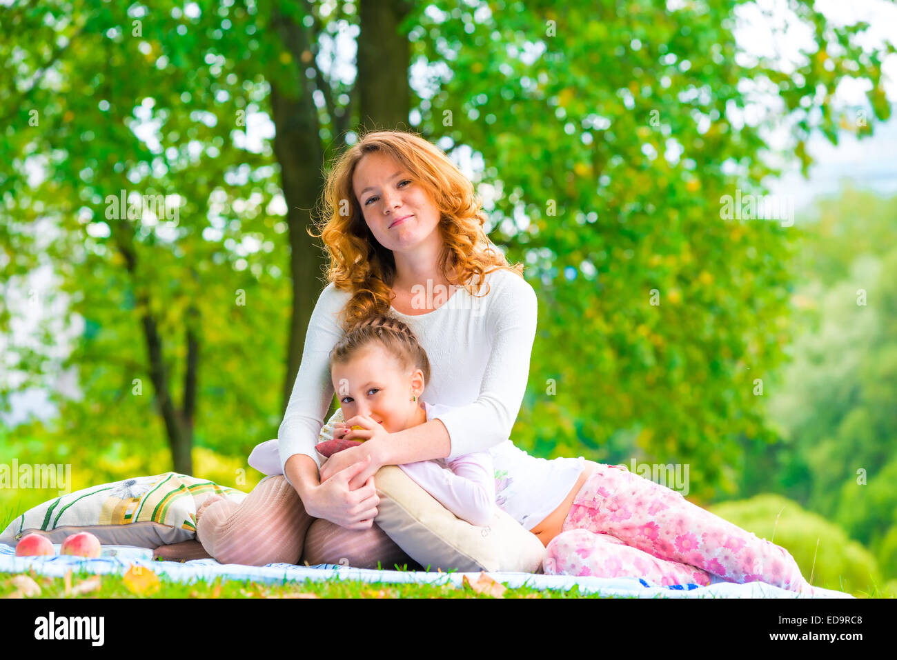 Unvollständige Familie posiert in einem Park an einem sonnigen Sommertag Stockfoto