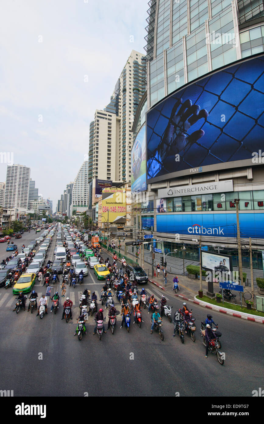 Der berühmt-berüchtigten Verkehr von Bangkok, Asok Kreuzung während der Rush Hour, Thailand Stockfoto