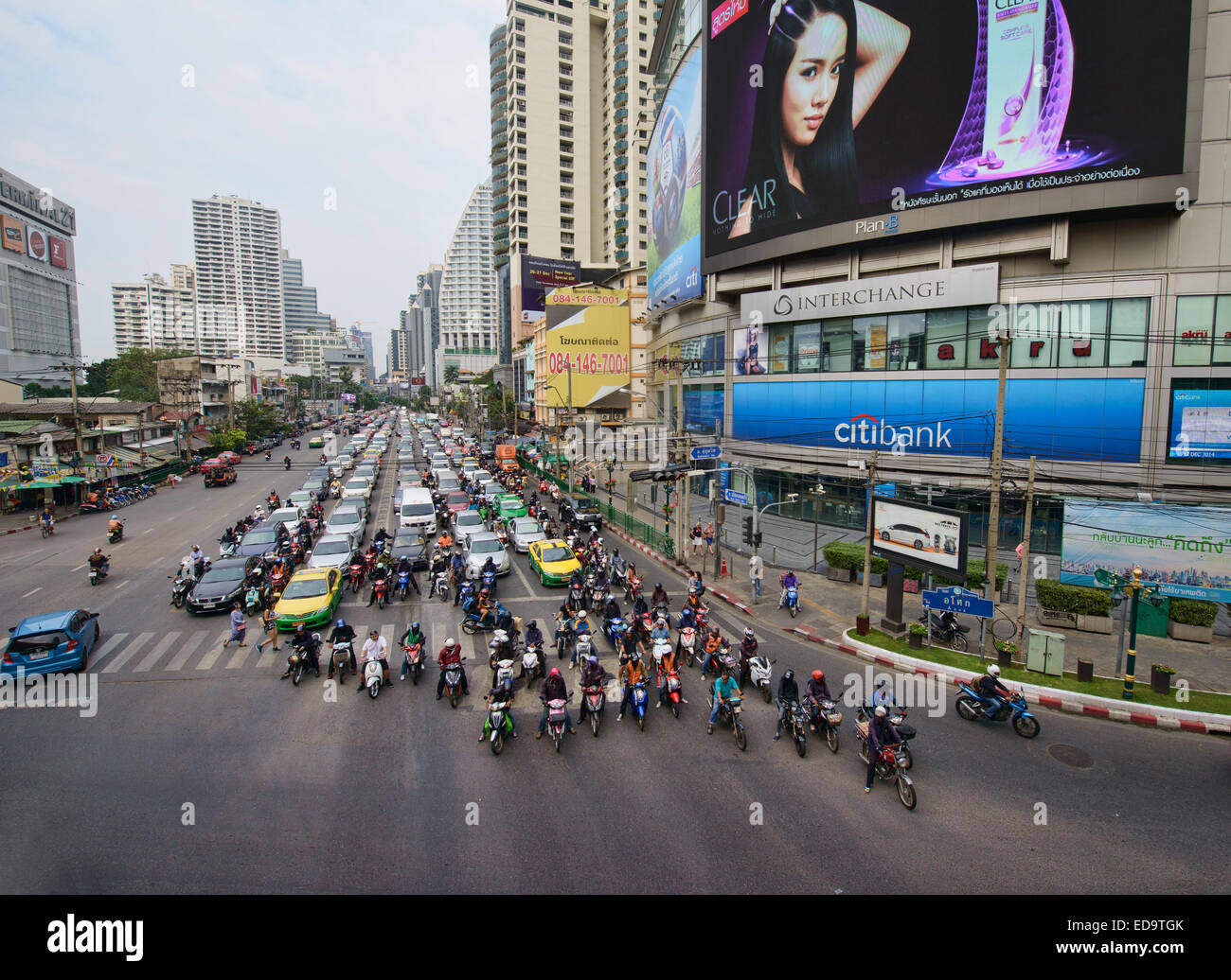 Der berühmt-berüchtigten Verkehr von Bangkok, Asok Kreuzung während der Rush Hour, Thailand Stockfoto
