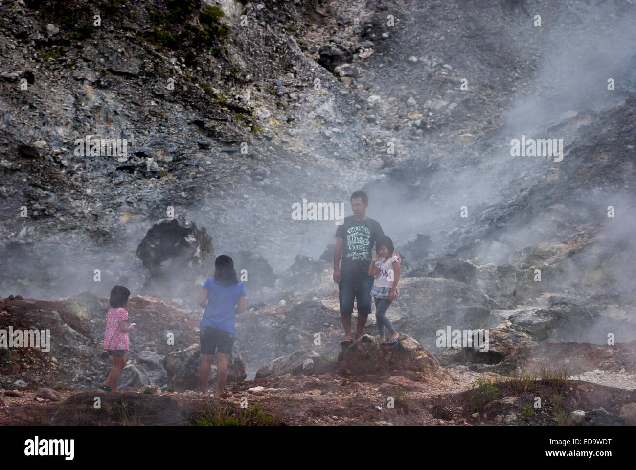 Besucher können sich auf dem Fumarole Field im Bukit Kasih, einem beliebten Touristenziel in Minahasa, North Sulawesi, Indonesien, erholen. Stockfoto