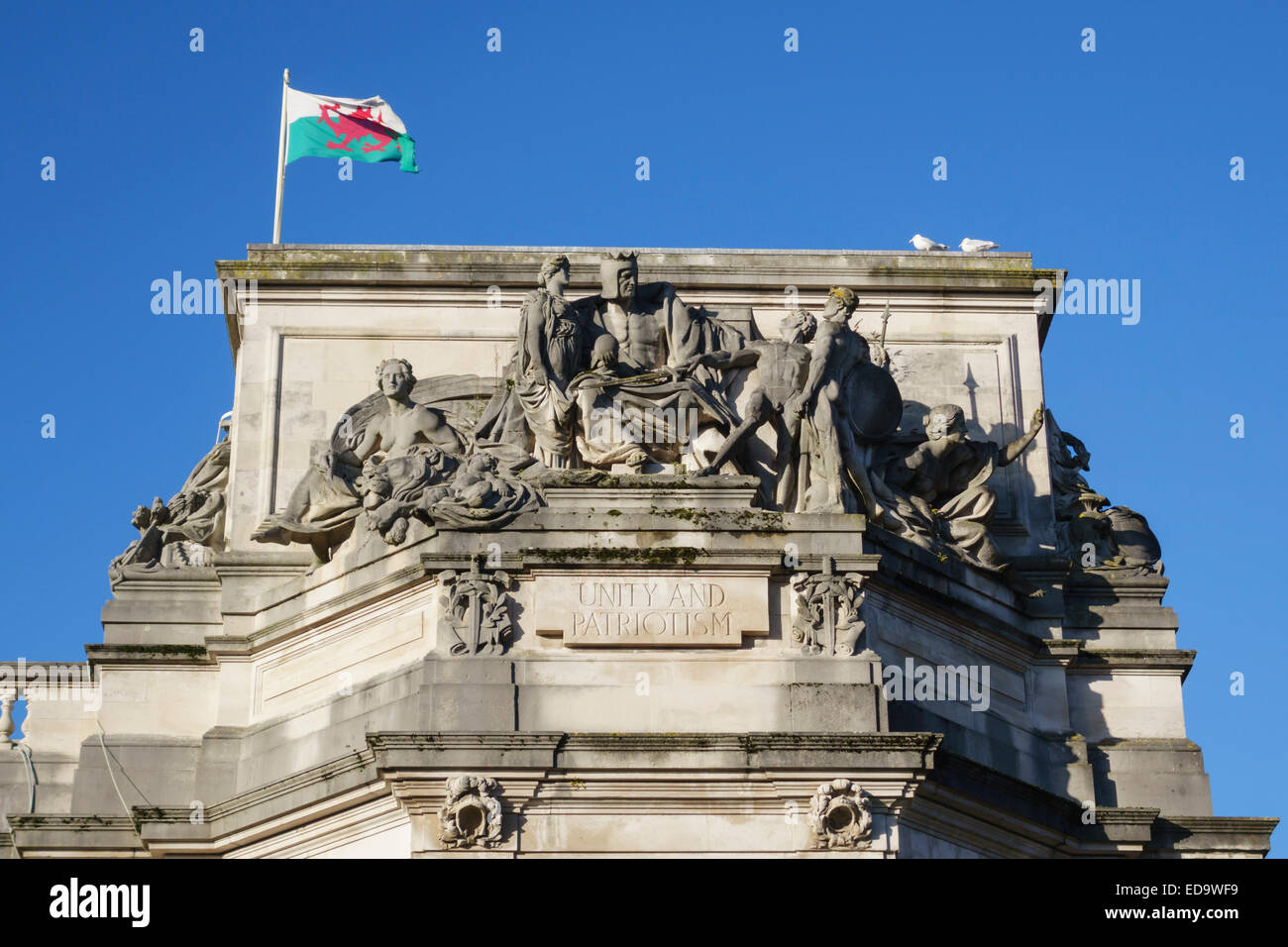 City Hall, Cardiff, Wales, UK. Statuen auf der Fassade darstellt Einheit und Patriotismus, mit dem walisischen Fahne Stockfoto