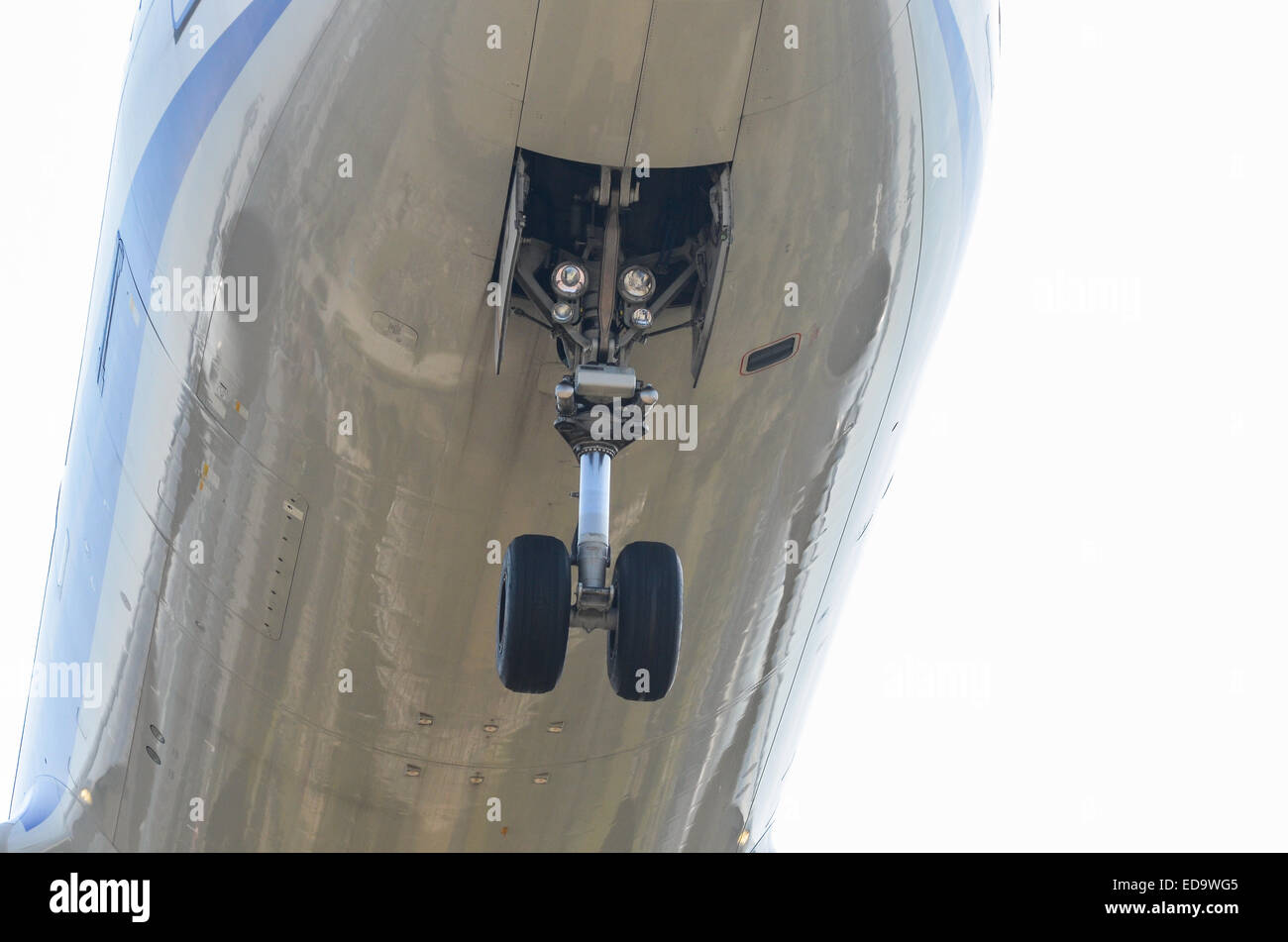 Das Fahrwerk eines Passagierflugzeuges. Stockfoto