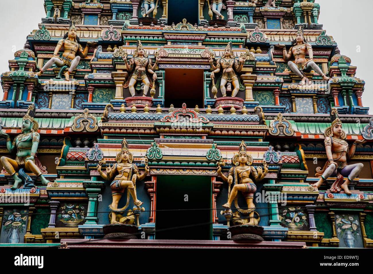 Sri Kanchi Kamakoti Peetam-Tempel, ein Hindu-Tempel im südindischen Architekturstil in Varanasi, Uttar Pradesh, Indien. Stockfoto