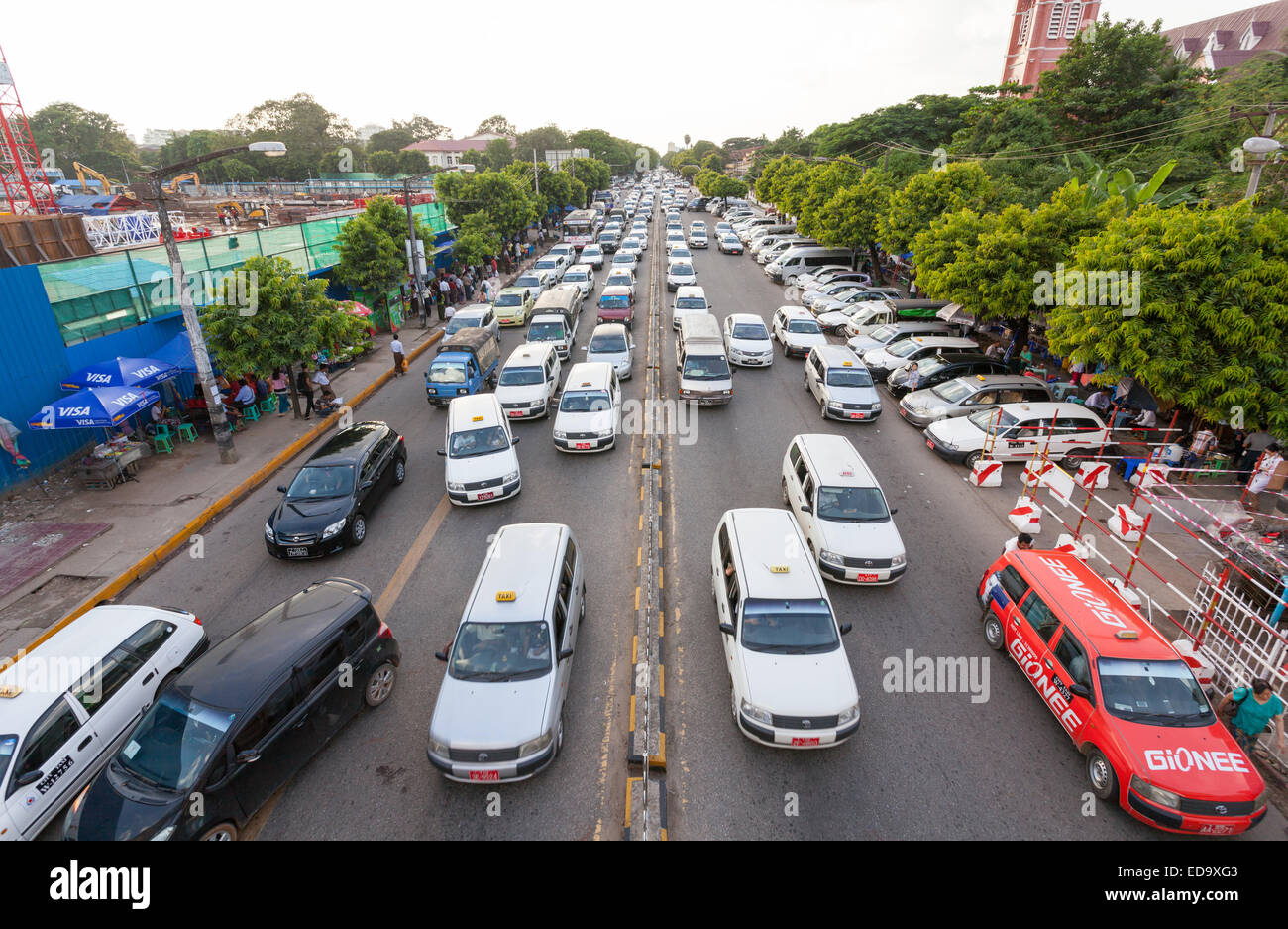 Autos auf Bo Gyoke Straße, die Innenstadt von Yangon Stockfoto