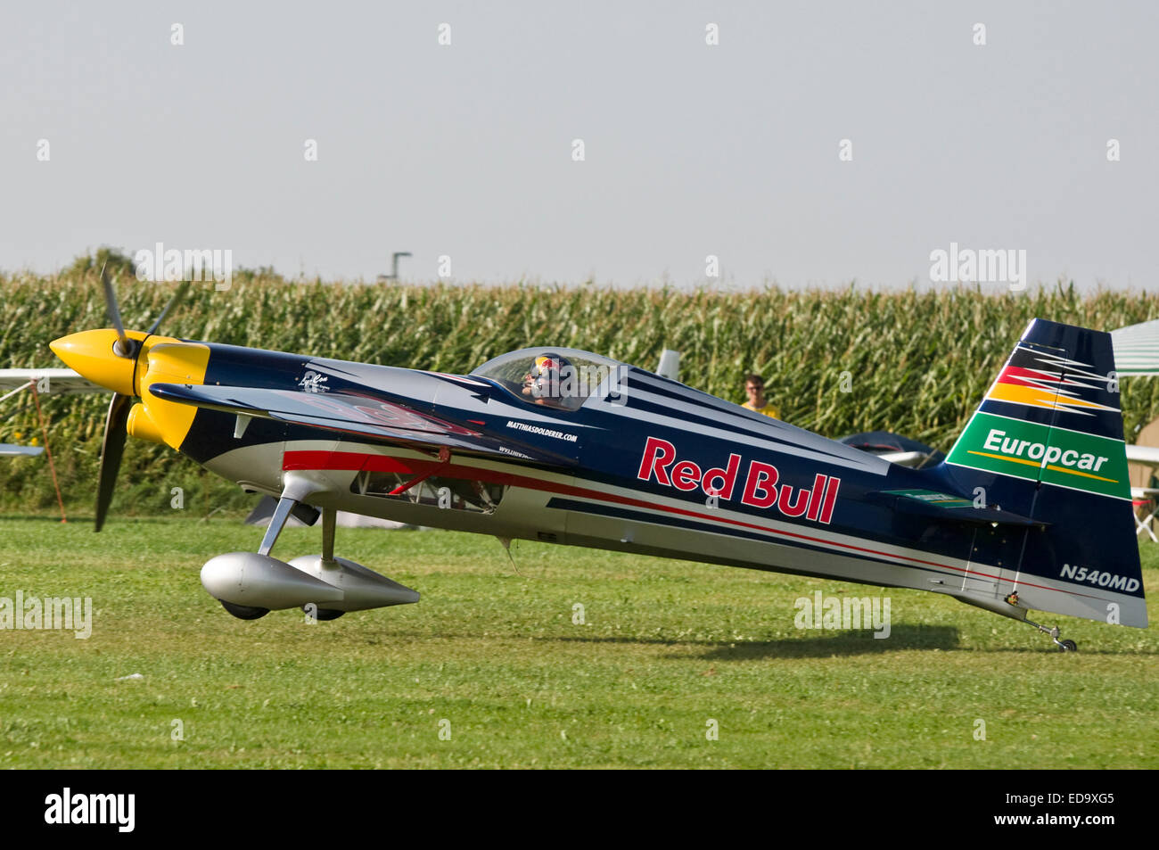 Kunstflug Air-Race-Pilot Matthias Dolderer landet seiner Edge 540 auf seine Heimat Flugplatz in Tannheim, Deutschland Stockfoto