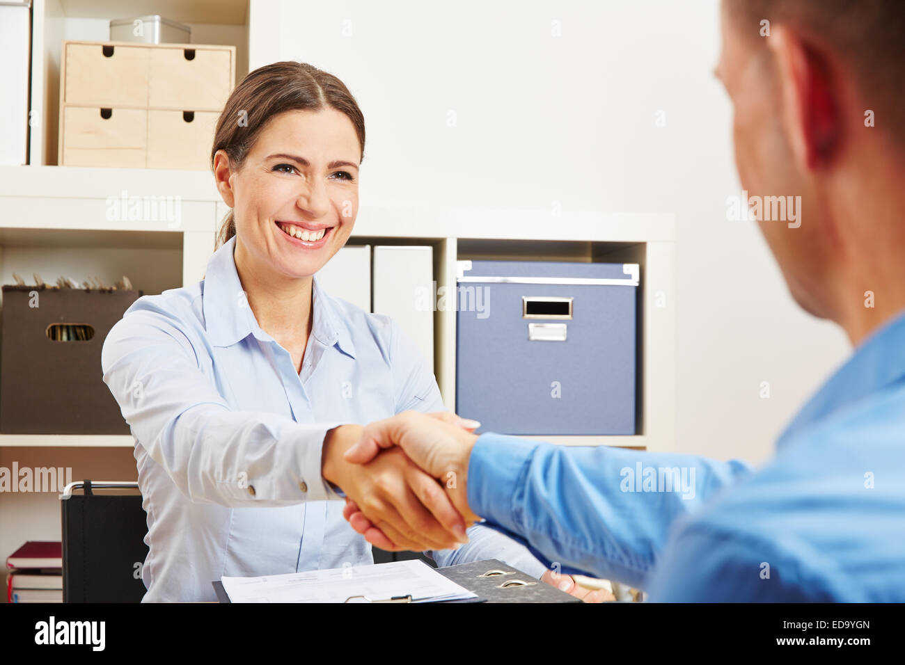 Zwei erfolgreiche Geschäftspartner Händeschütteln im Büro Stockfoto