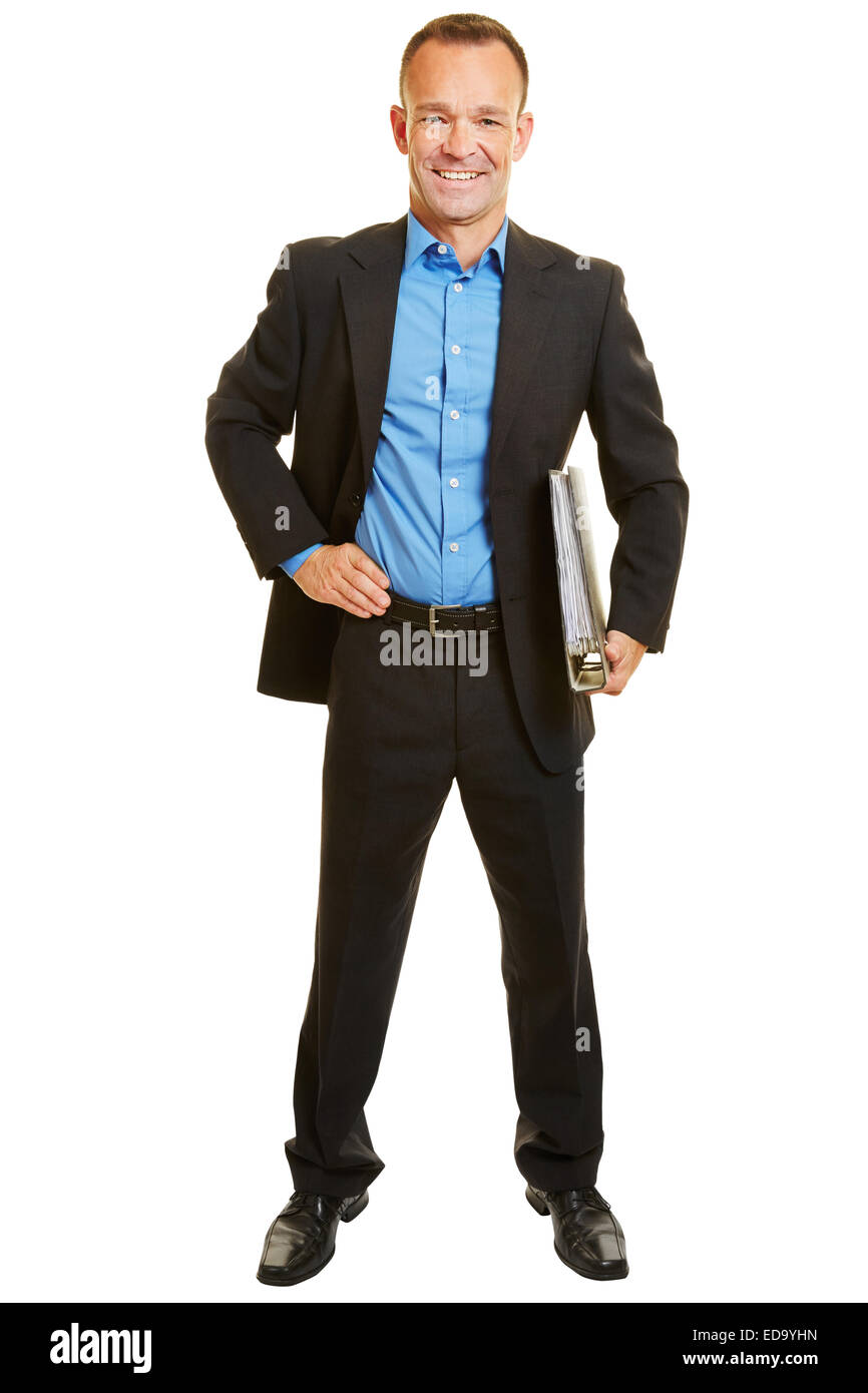 Lächelnde Ganzkörper-Unternehmensberater in Anzug mit Dateien isoliert auf weiss Stockfoto