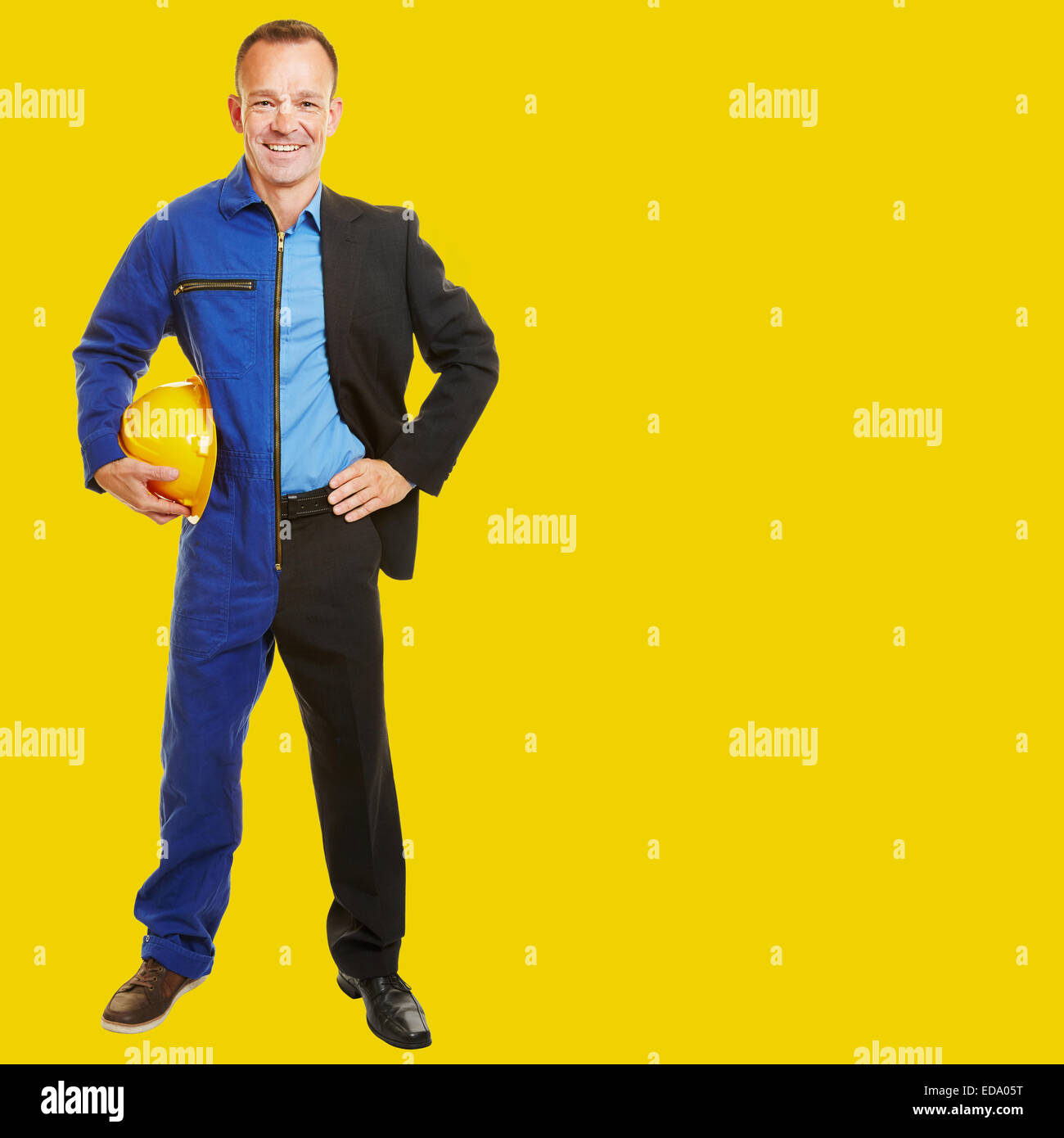 Lächelnder Mann tun Stellenwechsel von Arbeiterin mit weißem Kragen manager Stockfoto