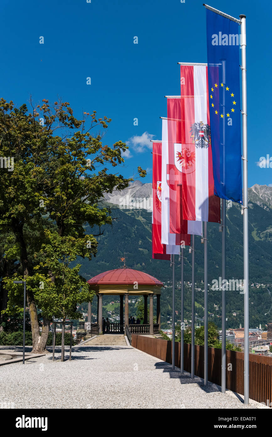 Österreichische Fahnen der verschiedenen Provinzen mit EU-Flagge am Bergisel am Stadtrand von Innsbruck, Hauptstadt der Provinz Tirol in Österreich Stockfoto