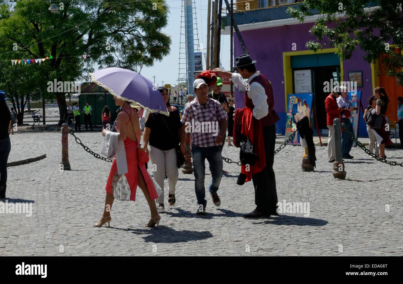 Tango-Tänzer und Touristen im farbigen Bereich Caminito, La Boca, Buenos Aires, Argentinien Stockfoto