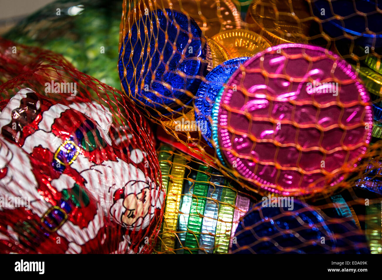 Weihnachten Pralinen, mit bunten Schokoladen-Münzen und der Weihnachtsmann in orange und rot Netzsäcke. Stockfoto