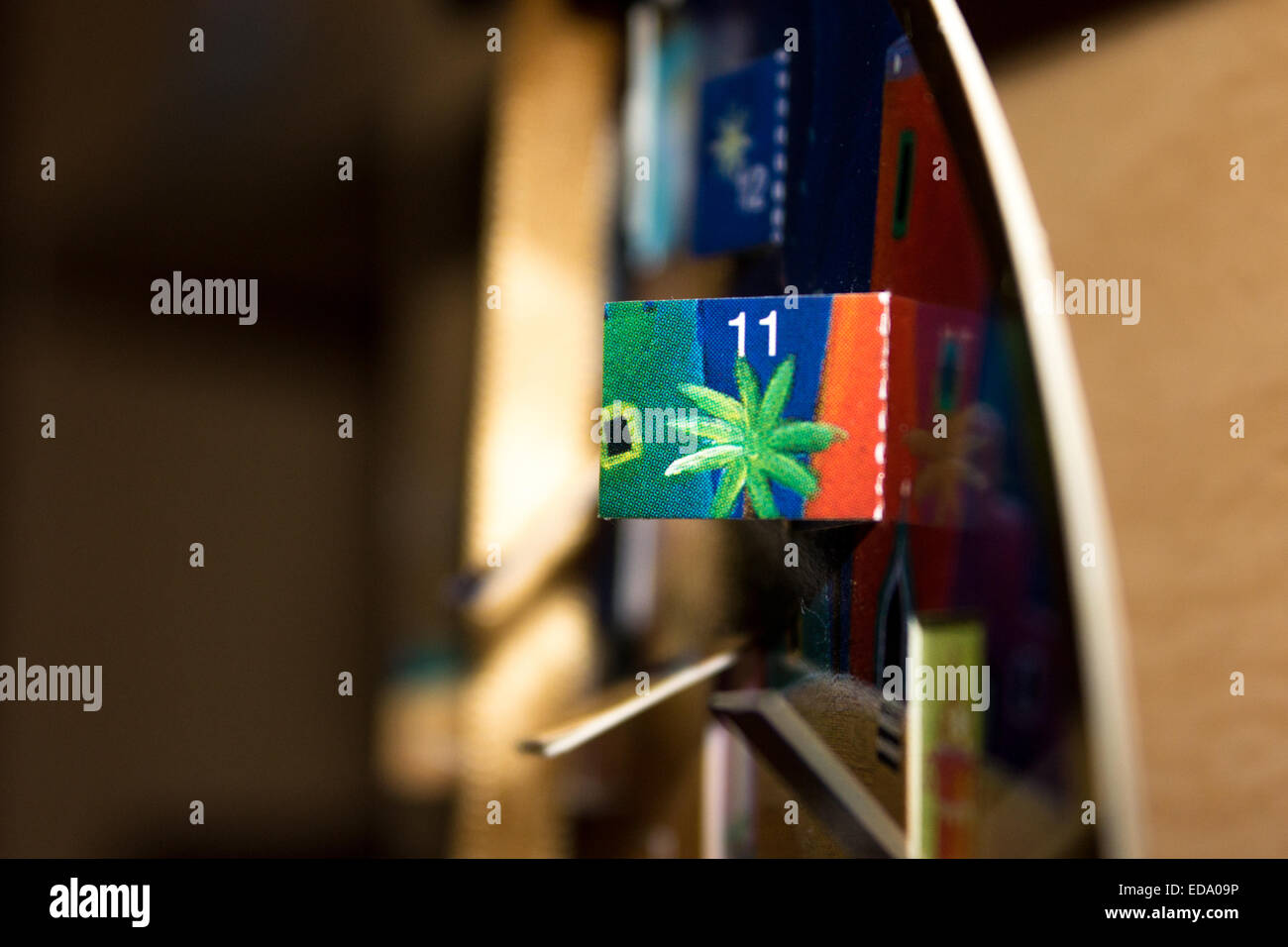 Tür Nr. 11 auf einen Adventskalender an der Spitze geöffnet bis Weihnachten. Stockfoto