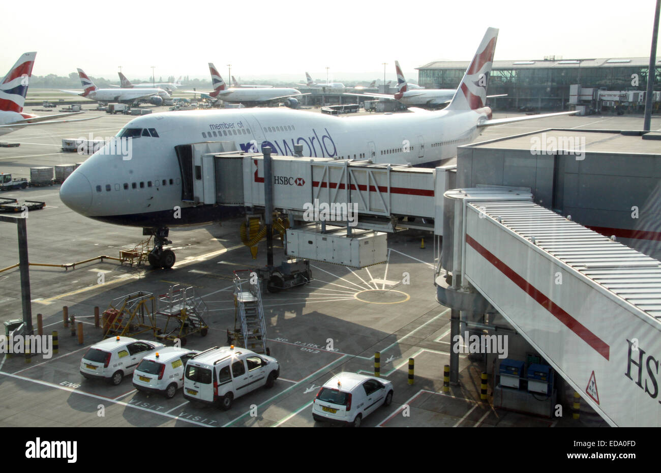 British Airways Boeing 747 Jumbo Jet auf dem Stand am Flughafen Heathrow, Vereinigtes Königreich Stockfoto
