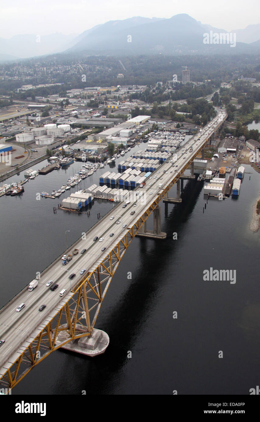 Luftaufnahme des Workers Memorial Eisenbrücke am Fluss Seymour in Vancouver, Kanada Stockfoto