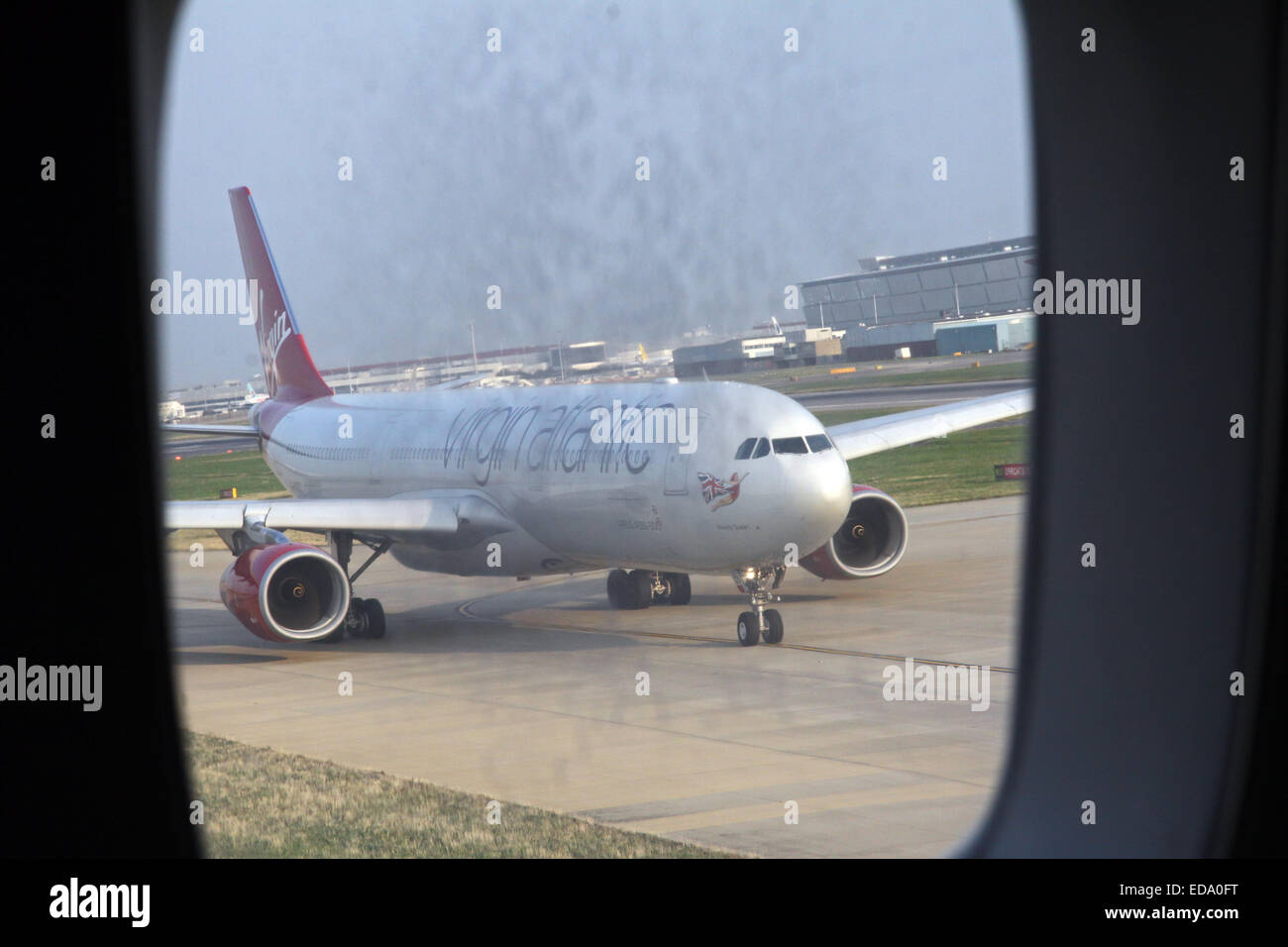 eine Virgin Atlantic Flugzeuge Rollen Linie bis auf die Start-und Landebahn am Flughafen Gatwick Stockfoto