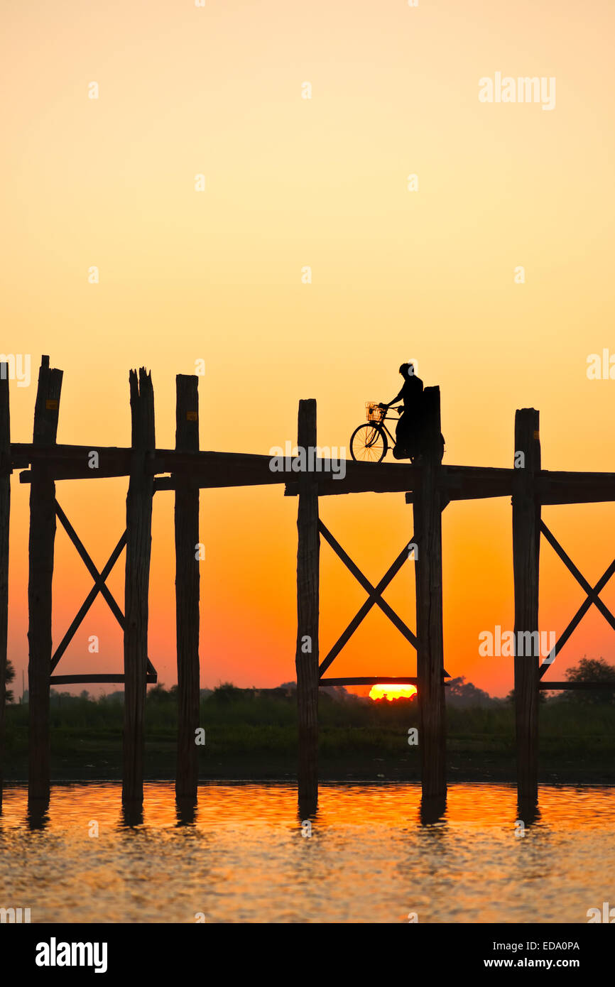 Sonnenuntergang von Amarapura Brücke, Myanmar. Stockfoto
