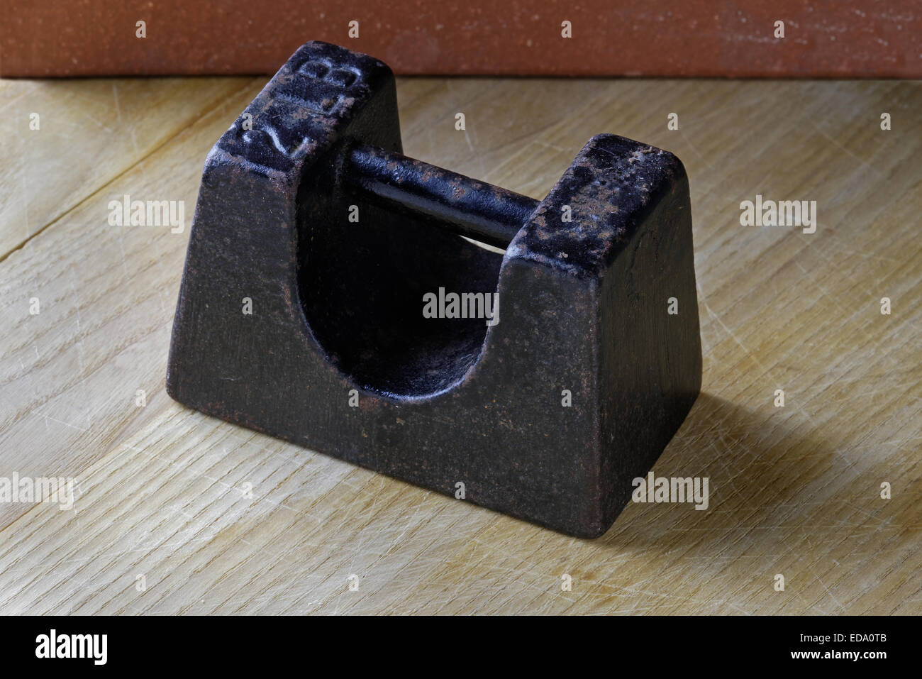 Nahaufnahme von einem antiken 2 Pfund Gewicht. Messkonzept. Stockfoto