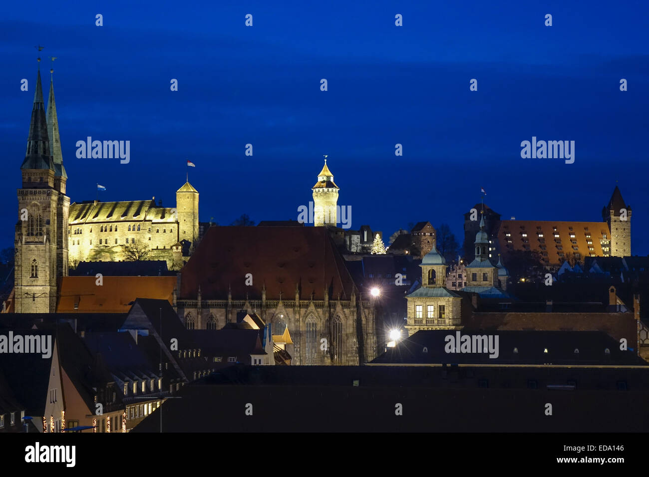 Sebalduskirche Und Kaiserburg Bei Nacht, Nürnberg, Mittelfranken, Franken, Bayern, Deutschland, Europa Stockfoto