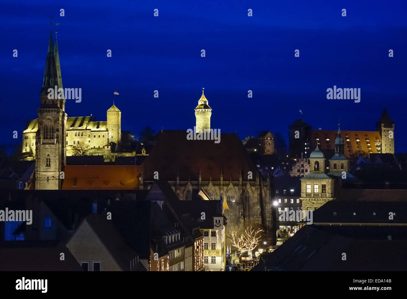 Sebalduskirche Und Kaiserburg Bei Nacht, Nürnberg, Mittelfranken, Franken, Bayern, Deutschland, Europa Stockfoto