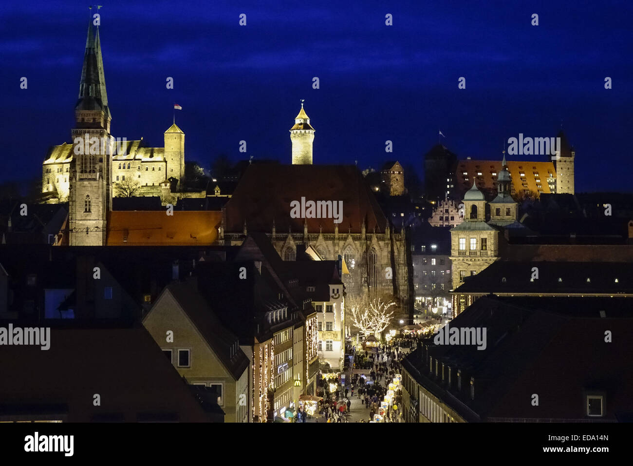 Sebalduskirche Und Kaiserburg Bei Nacht, Nürnberg, Mittelfranken, Franken, Bayern, Deutschland, Europa Stockfoto