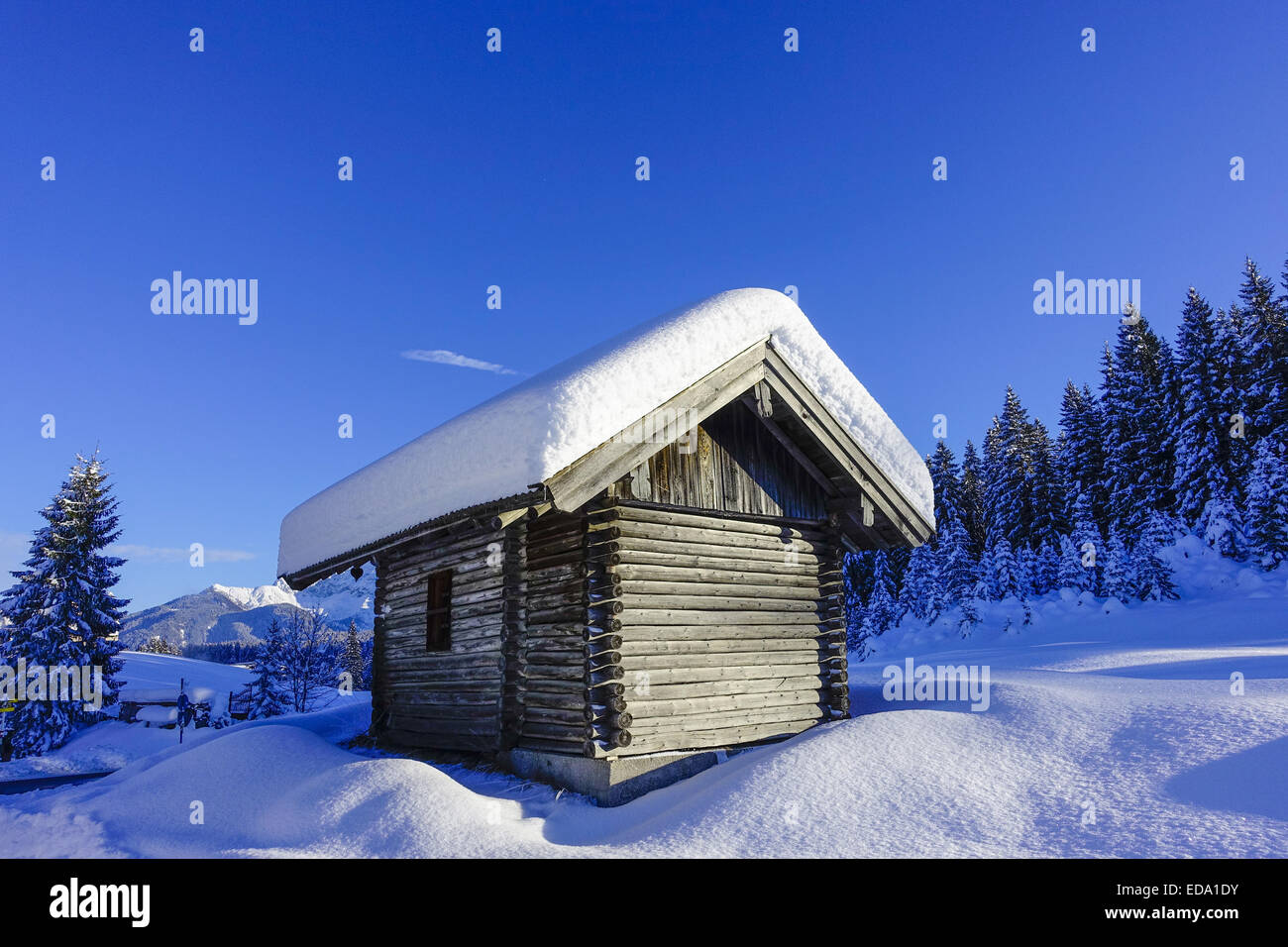 Hütte in Einer Schneelandschaft Bei Elmau, Oberbayern, Bayern, Deutschland, Europa. Stockfoto