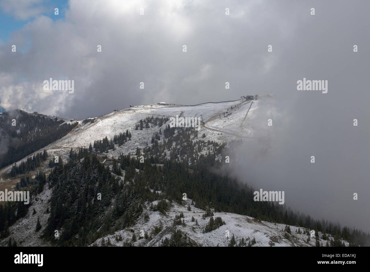 Wolke, Nebel und Schnee auf der Schmittenhöhe & umliegenden Bergen oberhalb von Zell am sehen Salzburgerland Österreich Stockfoto
