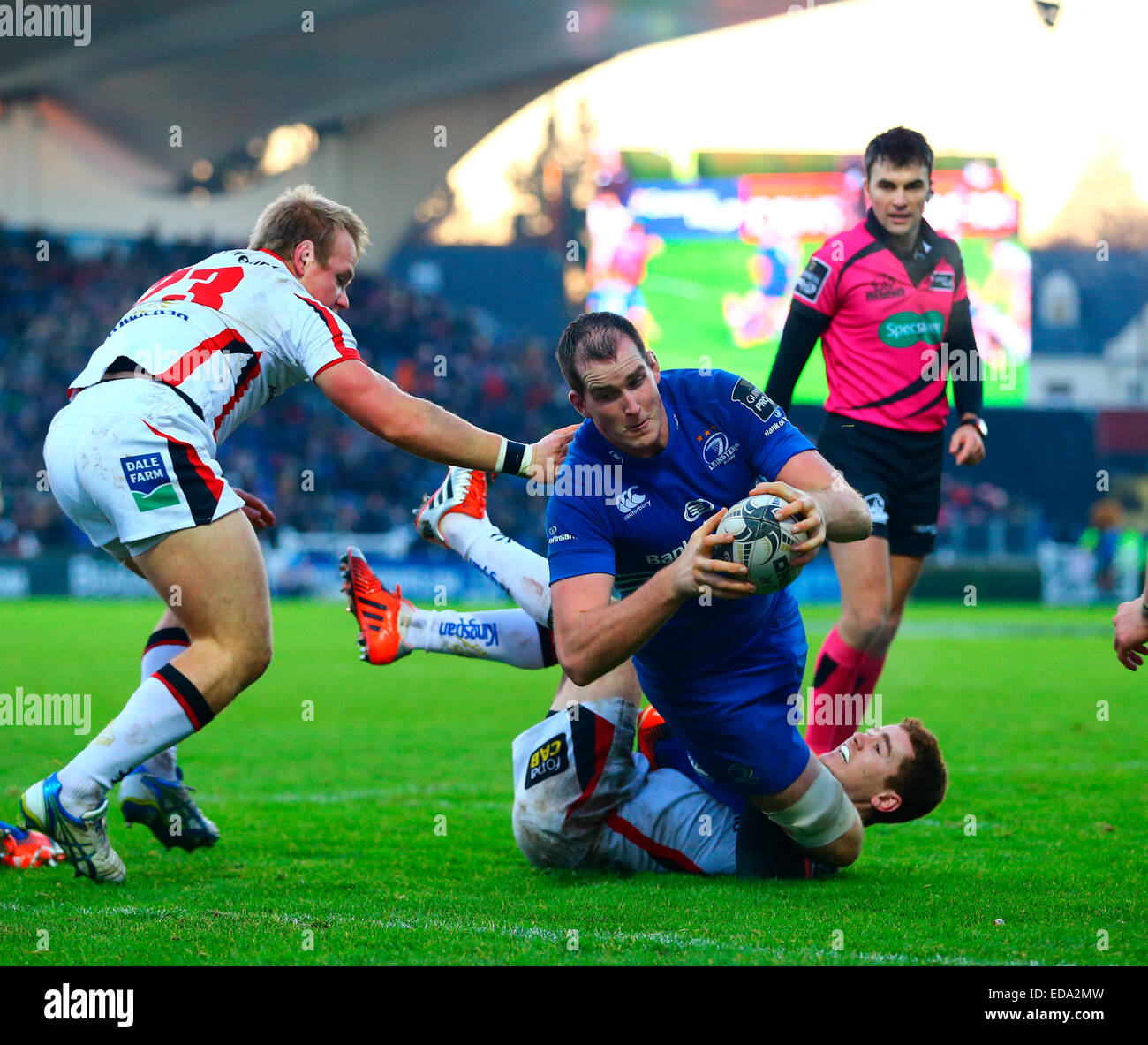 Dublin, Irland. 3. Januar 2015. Guinness-Pro12-Meisterschaft. Leinster gegen Ulster. Devin Toner (Leinster) erstreckt sich über die Linie, wie er von Paddy Jackson (Ulster) in Angriff genommen wird. Bildnachweis: Aktion Plus Sport/Alamy Live-Nachrichten Stockfoto