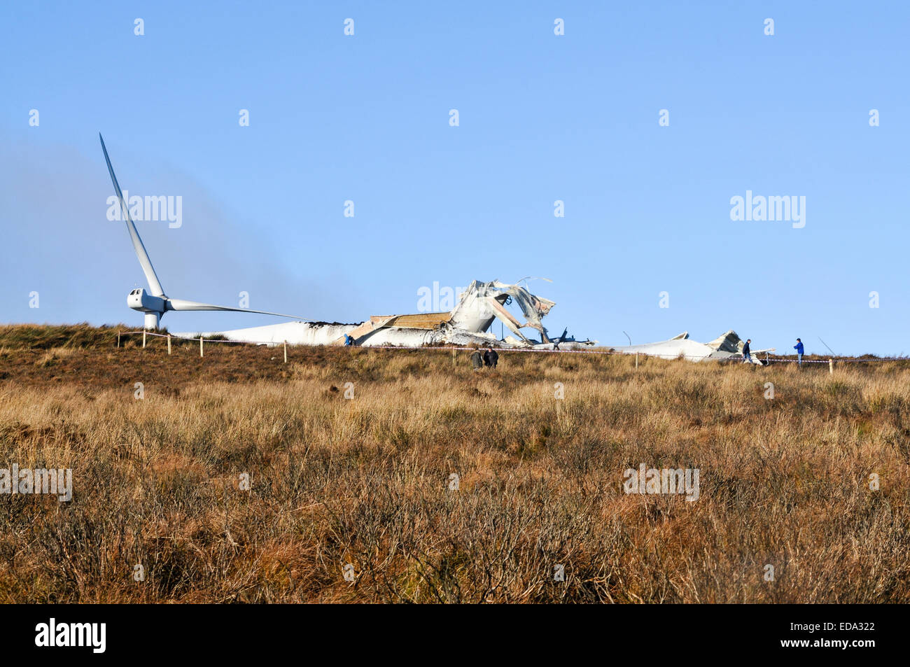 Fintona, Nordirland.  3. Januar 2015 - eine 80 m-Windturbine zerschellte und stürzte nach einer Störung zu entwickeln.  Anwohner sagen, dass der Windpark Screggagh auf Murley Berg ein Geräusch entwickelt, die 10 Meilen entfernt, gehört werden konnte, bevor Sie beschleunigen und schließlich auflöst.  Schutt, einige, die die Größe des Autos über 1/2 Meile weg geschleudert wurde.  Niemand wurde verletzt. Bildnachweis: Stephen Barnes/Alamy Live-Nachrichten Stockfoto