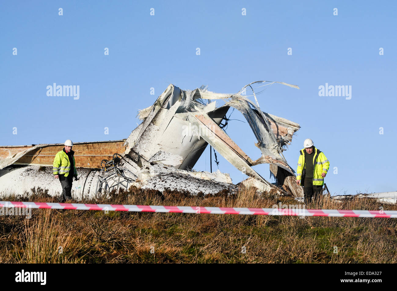 Fintona, Nordirland.  3. Januar 2015 - eine 80 m-Windturbine zerschellte und stürzte nach einer Störung zu entwickeln.  Anwohner sagen, dass der Windpark Screggagh auf Murley Berg ein Geräusch entwickelt, die 10 Meilen entfernt, gehört werden konnte, bevor Sie beschleunigen und schließlich auflöst.  Schutt, einige, die die Größe des Autos über 1/2 Meile weg geschleudert wurde.  Niemand wurde verletzt. Bildnachweis: Stephen Barnes/Alamy Live-Nachrichten Stockfoto