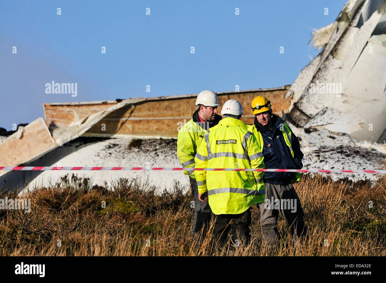 Fintona, Nordirland.  3. Januar 2015 - eine 80 m-Windturbine zerschellte und stürzte nach einer Störung zu entwickeln.  Anwohner sagen, dass der Windpark Screggagh auf Murley Berg ein Geräusch entwickelt, die 10 Meilen entfernt, gehört werden konnte, bevor Sie beschleunigen und schließlich auflöst.  Schutt, einige, die die Größe des Autos über 1/2 Meile weg geschleudert wurde.  Niemand wurde verletzt. Bildnachweis: Stephen Barnes/Alamy Live-Nachrichten Stockfoto