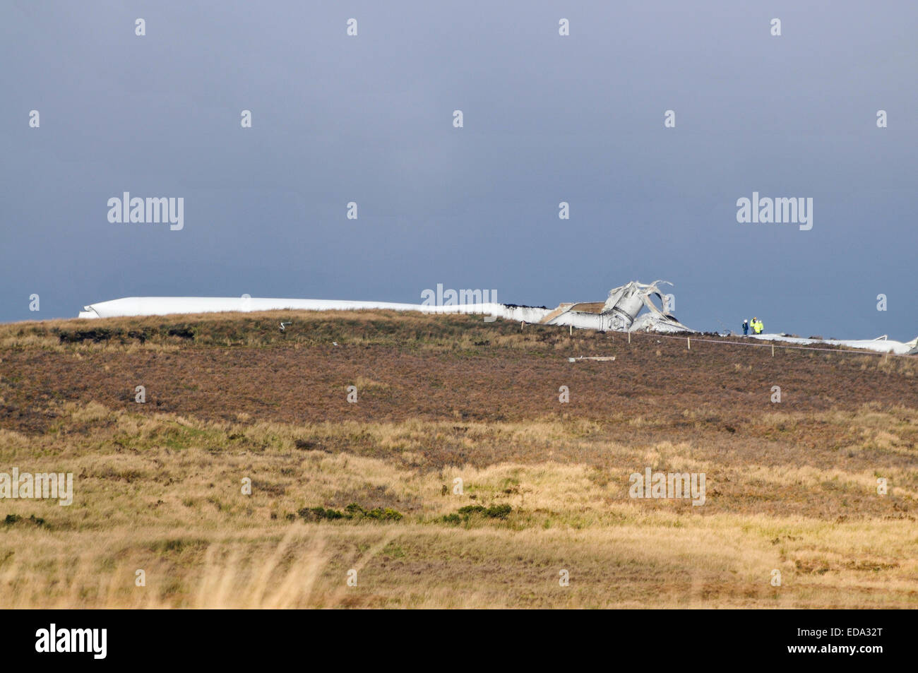Fintona, Nordirland.  3. Januar 2015 - eine 80 m-Windturbine zerschellte und stürzte nach einer Störung zu entwickeln.  Anwohner sagen, dass der Windpark Screggagh auf Murley Berg ein Geräusch entwickelt, die 10 Meilen entfernt, gehört werden konnte, bevor Sie beschleunigen und schließlich auflöst.  Schutt, einige, die die Größe des Autos über 1/2 Meile weg geschleudert wurde.  Niemand wurde verletzt. Bildnachweis: Stephen Barnes/Alamy Live-Nachrichten Stockfoto