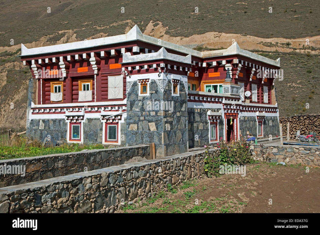 Tibetische Architektur Landschaft zeigt moderne Granit Haus mit typischen Flachdach und kleinen Wachturm, Sichuan, China Stockfoto