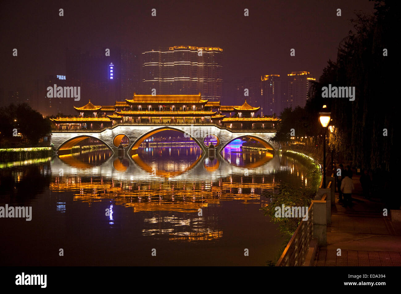 Beleuchtet Anshun Brücke über den Fluss Jin in der Nacht in der Provinzhauptstadt Chengdu in Sichuan, China Stockfoto