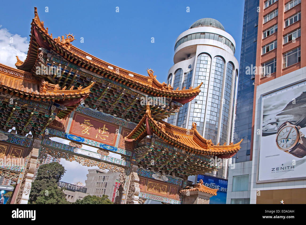 Traditionelle chinesische Altstadttor im Zentrum Stadt Kunming, Yunnan Provinz, China Stockfoto