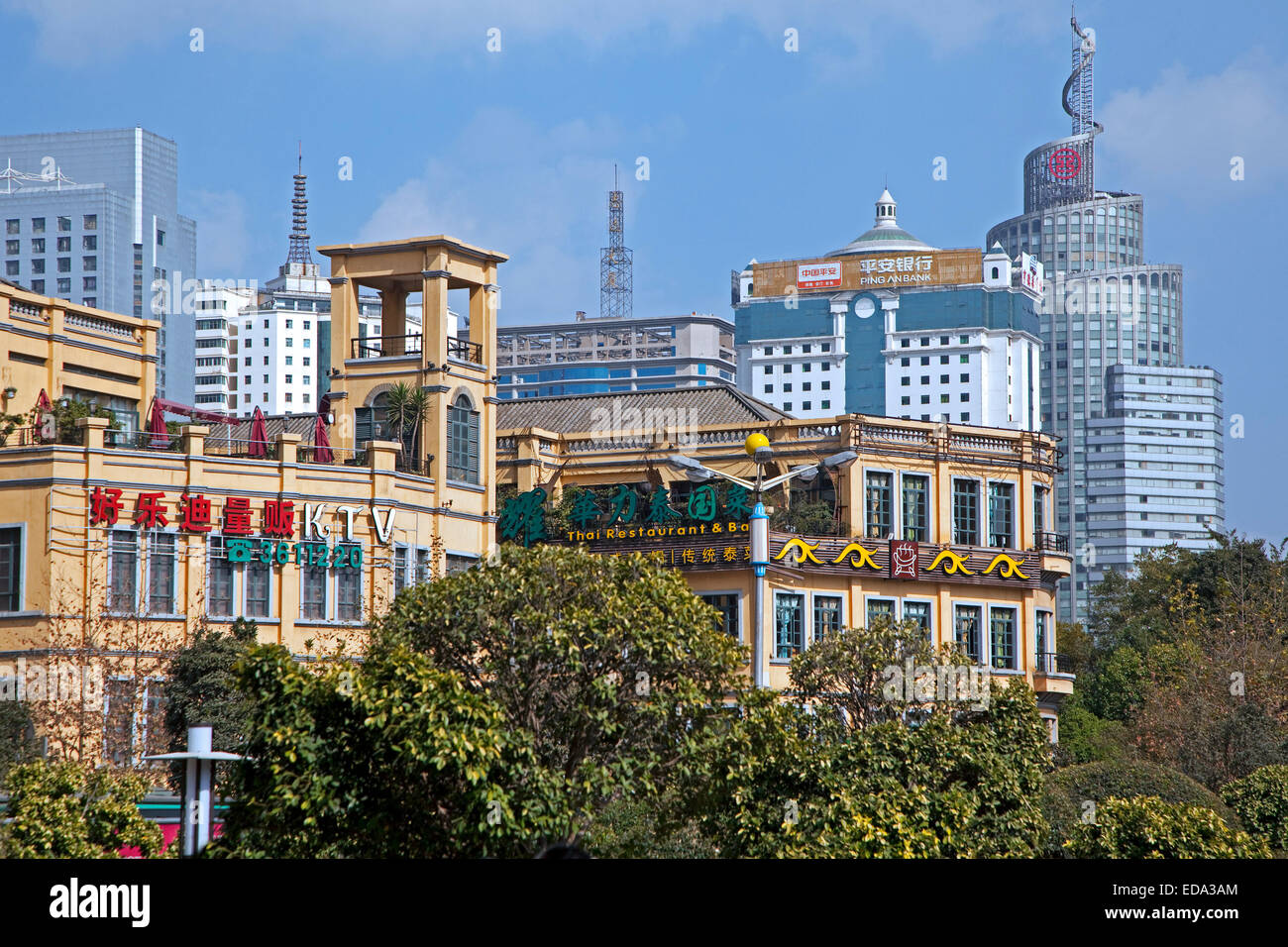 Modernen Hochhäusern und Bürogebäuden in der Handelsstadt Zentrum von Kunming, Provinz Yunnan, China Stockfoto