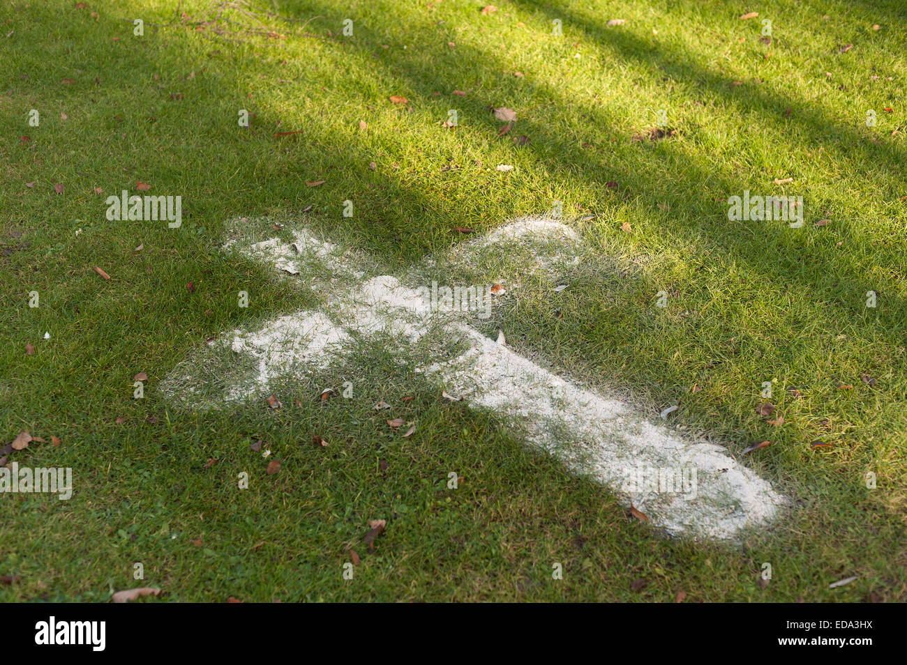 Körperliche Überreste ein kostbares geliebten gemacht in der Form eines Kreuzes in eine Streuung der Asche in einem Krematorium Stockfoto