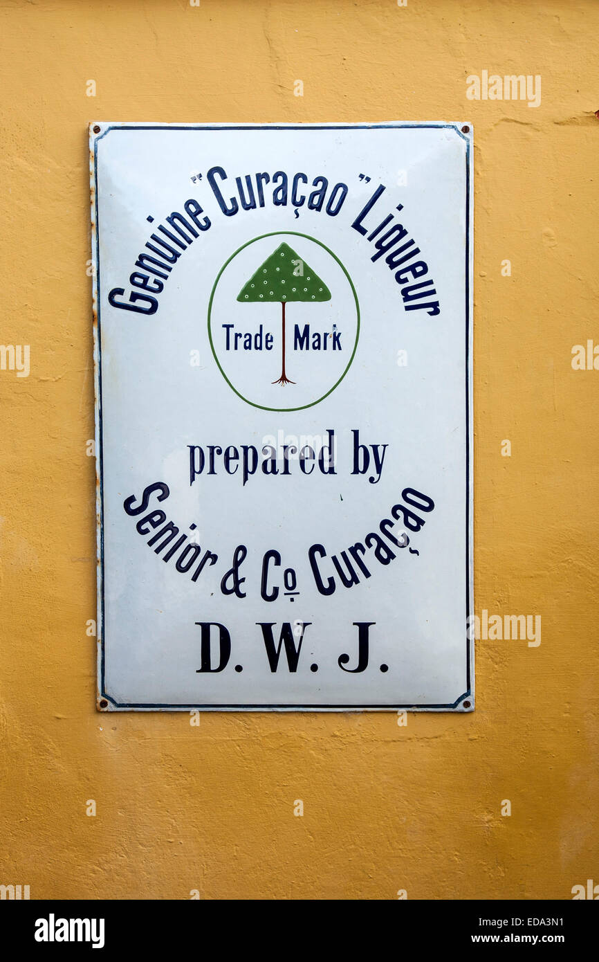 Echte "Curacao" Liquor ausgeschildert auf Adobe-Wand wie auf Tour auf der Insel zu sehen. Stockfoto