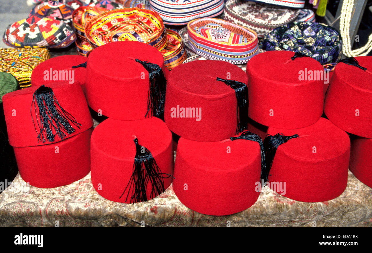 Bezeichnet einen Fez (Fes), fühlte mich leuchtend roten Hüte mit schwarzen Quasten als Souvenirs an Touristen auf einem freien Markt in Istanbul, Türkei verkauft werden. Stockfoto