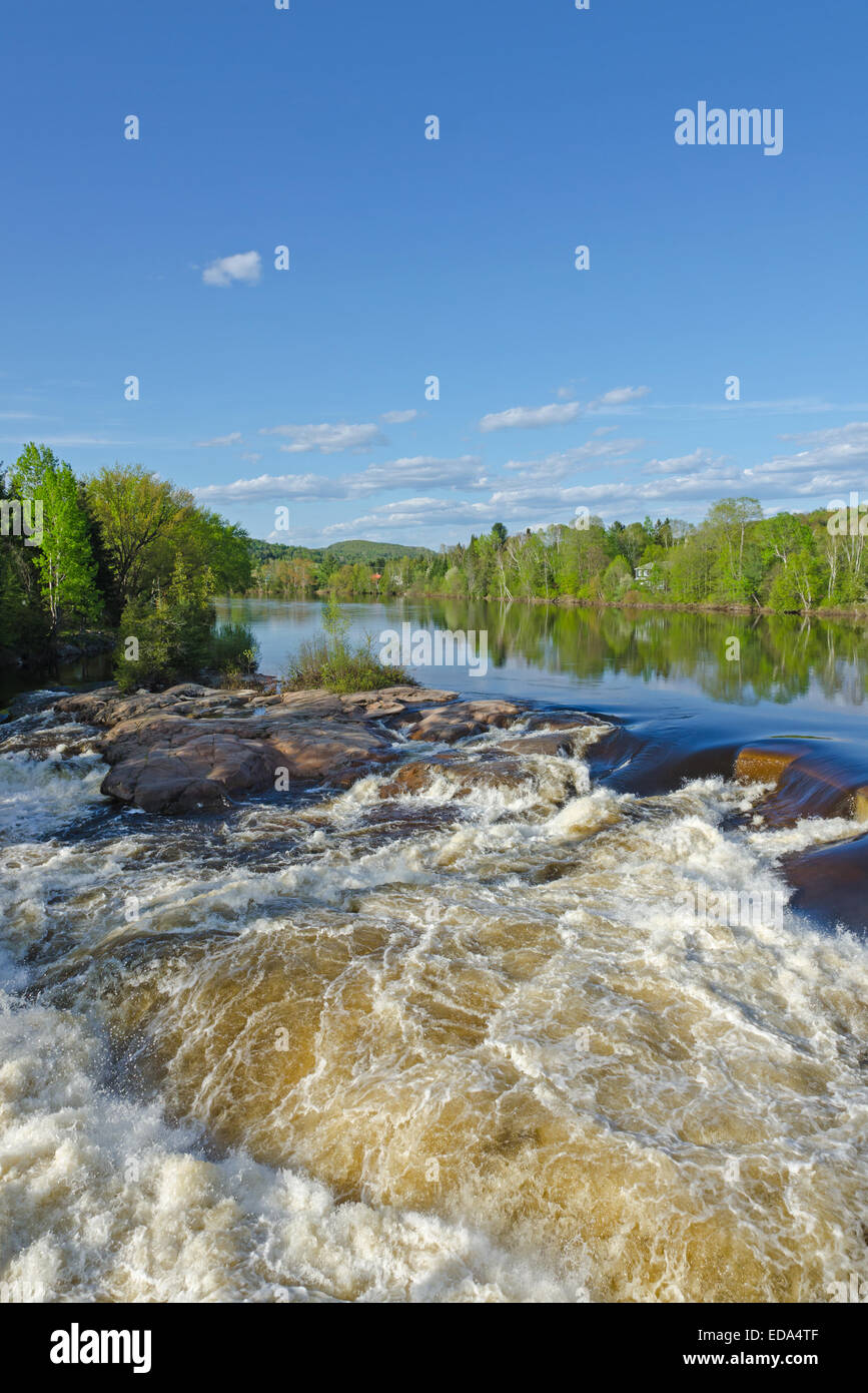 Herabstürzende Wasser über die Felsen im Fluss. Quebec Stockfoto